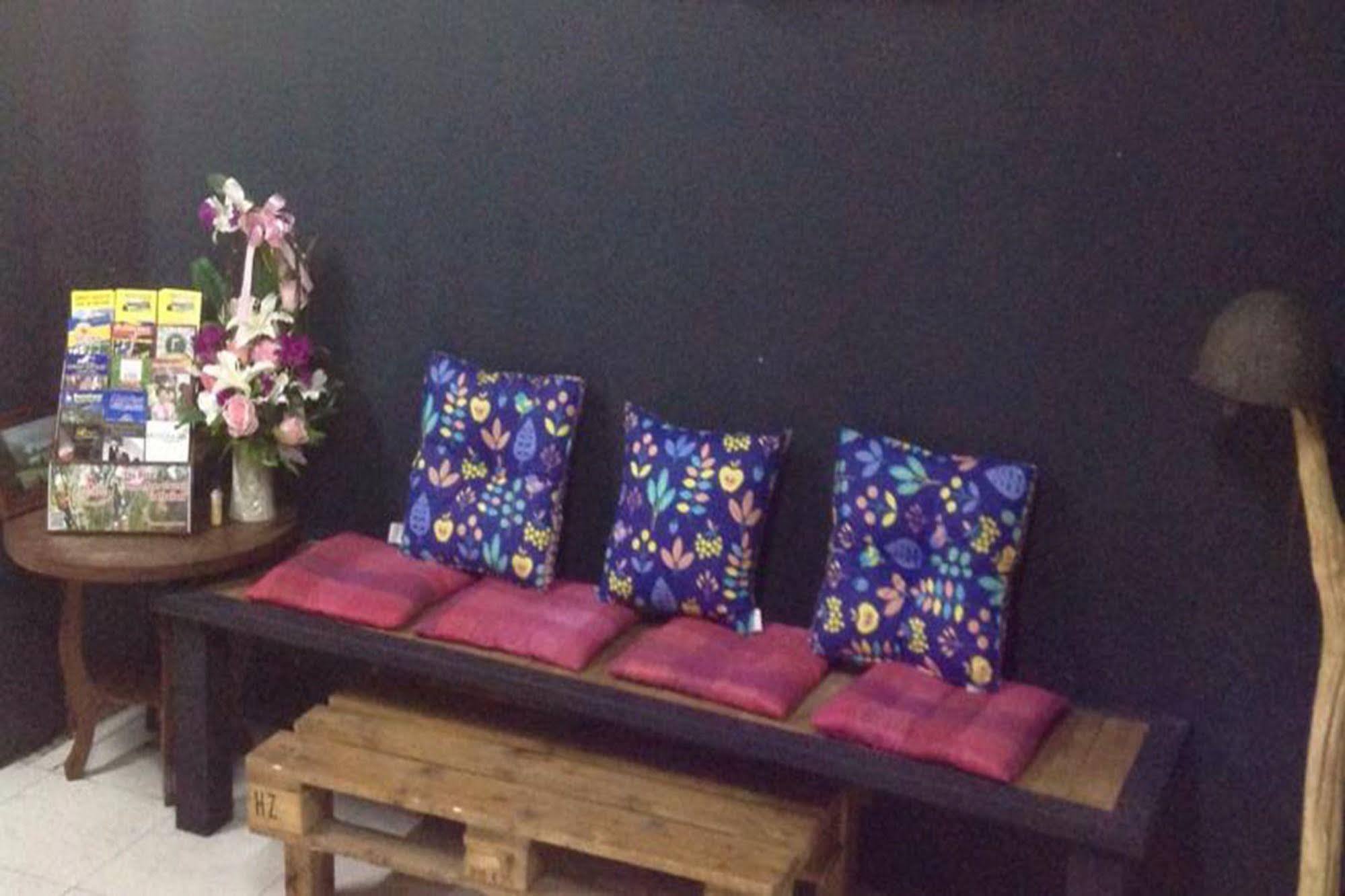 Cham Cha Hostel Chiang Mai Bagian luar foto